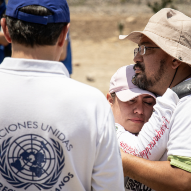 A man hugs a woman in an inspection in Mexico
